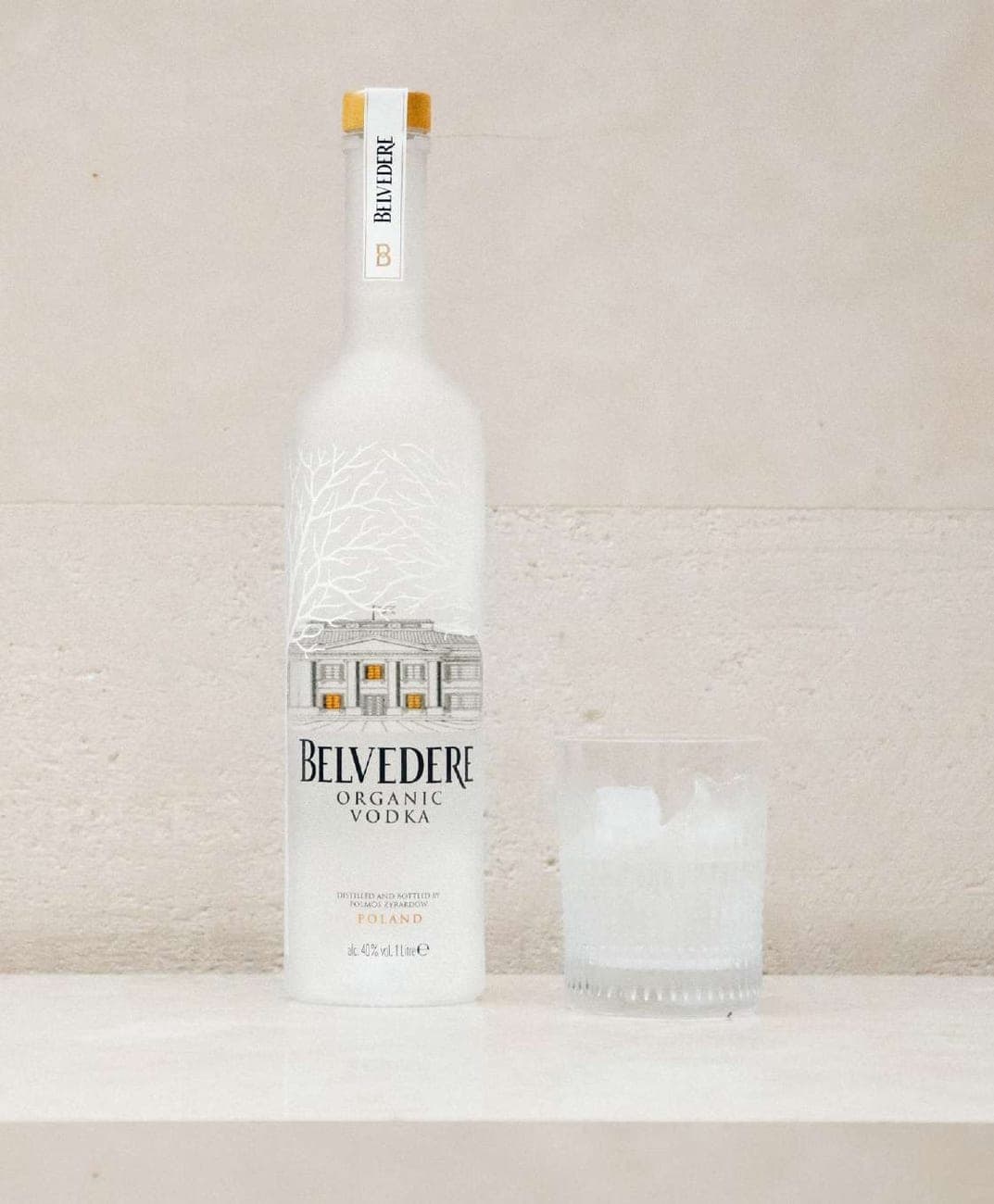 Butelka Belvedere Organic Vodka obok szklanki z lodem