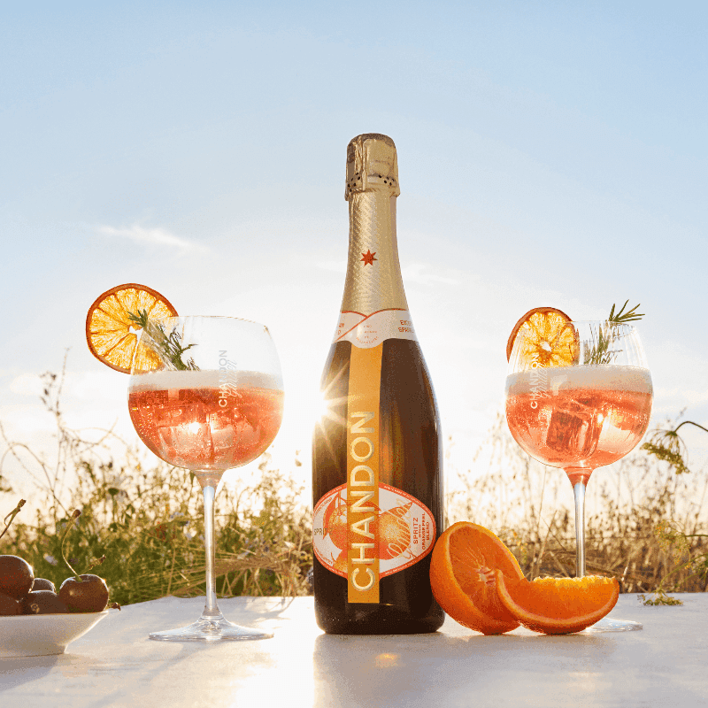 Wino musujące Chandon Garden Spritz podane w kieliszkach