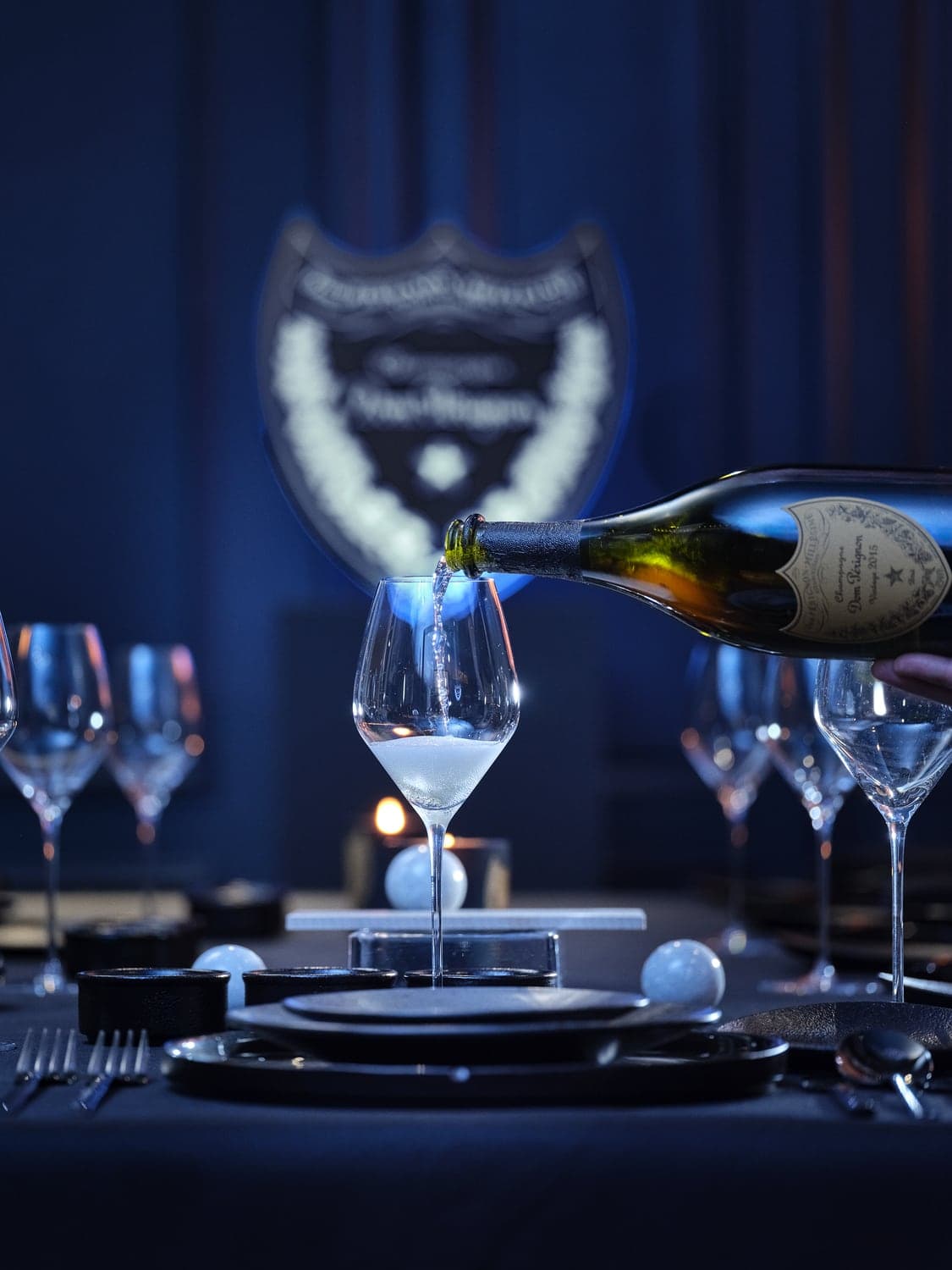 Dom Pérignon serwowany przy eleganckiej kolacji